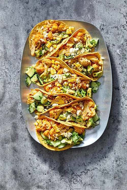вид сверху на блюдо тако из цветной капусты и кукурузы с пико верде