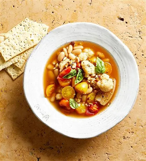 белая миска итальянской белой фасоли с супом из цветной капусты