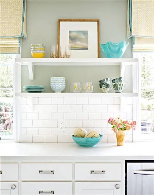 Кухонный гарнитур с белой плиткой