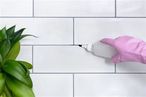 Как убрать затирку с помощью скоб для кладовой, которые у вас, вероятно, уже есть