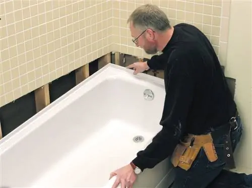 наклонить ванну