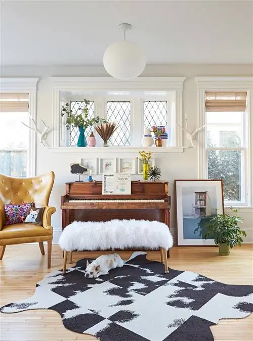 большая комната пианино круглый свет