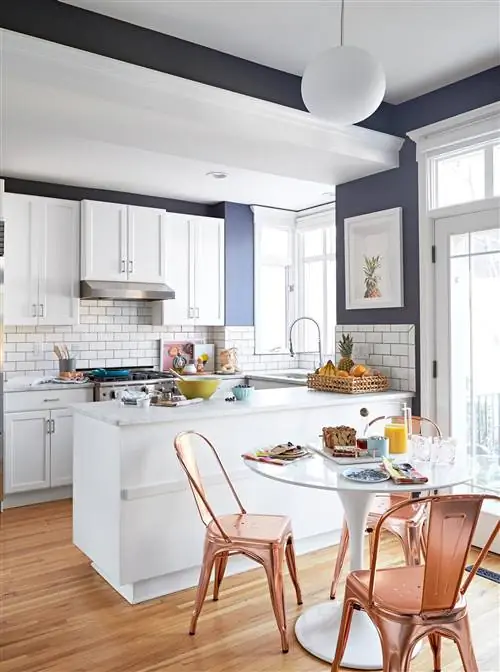 белый шкаф на стене темно-синего цвета на кухне