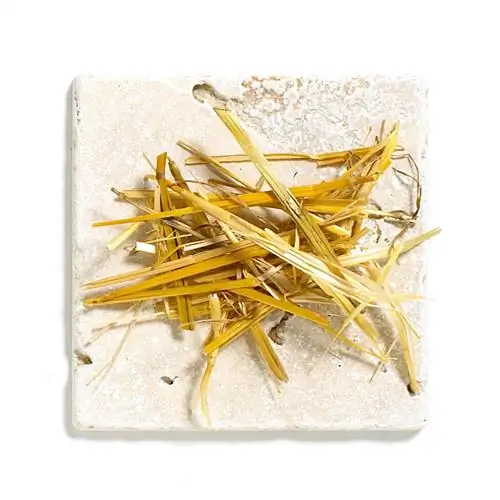 солома на камне для мульчи