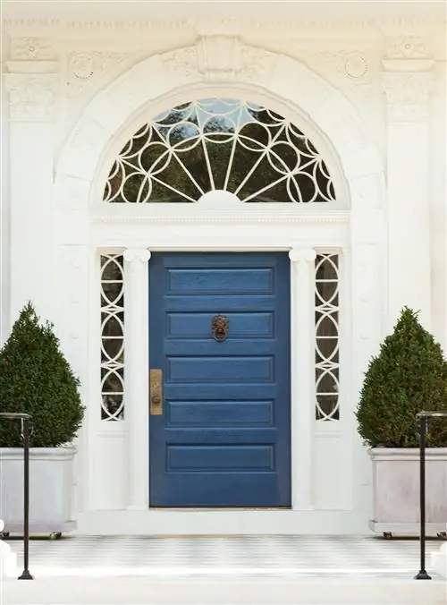 вид на классический дверной проем и окрашенные в синий цвет двери