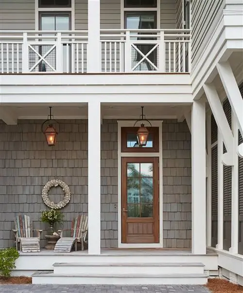 серый бревенчатый дом с деревянной дверью