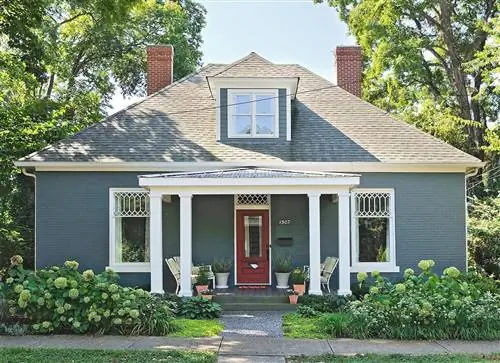 сине-зеленый экстерьер с темно-бордовой входной дверью