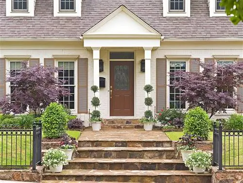 традиционный экстерьер с каштаново-коричневой дверью