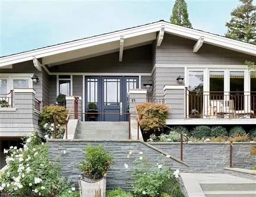 современный серый дом середины века с синей дверью