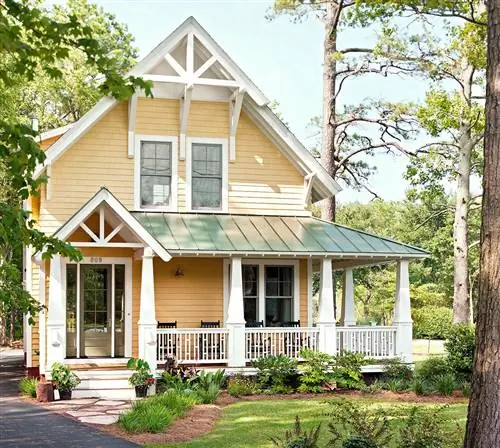 желтый фермерский дом с оливково-зеленой входной дверью