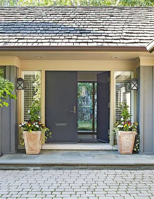 минималистская темная двойная дверь на современном ранчо