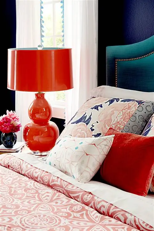 Спальня с красной лампой на тумбочке