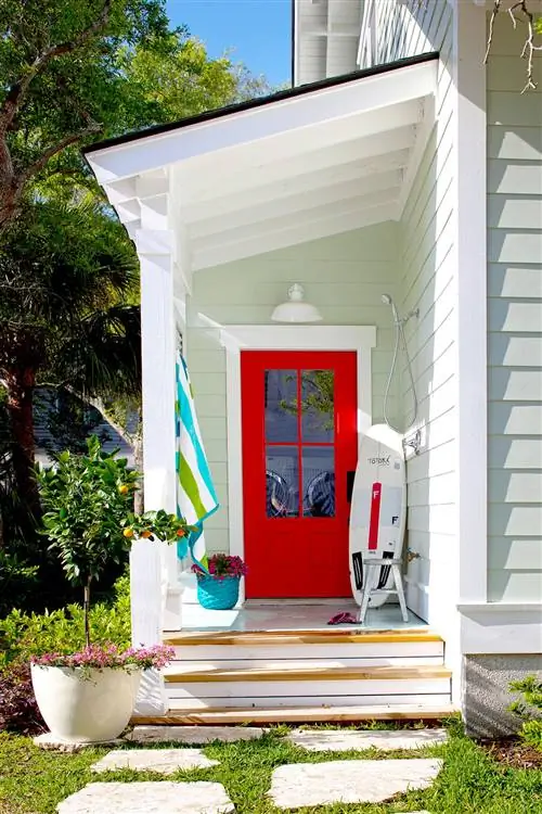 Парадный подъезд с красной дверью