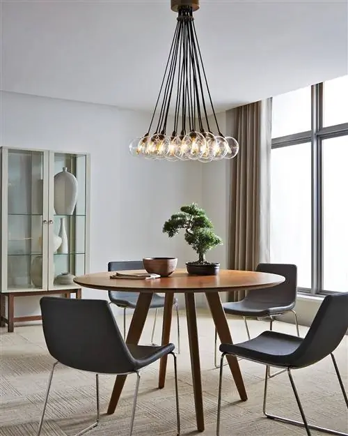 минималистская столовая с серыми стенами и подвесным глобусом в виде группы