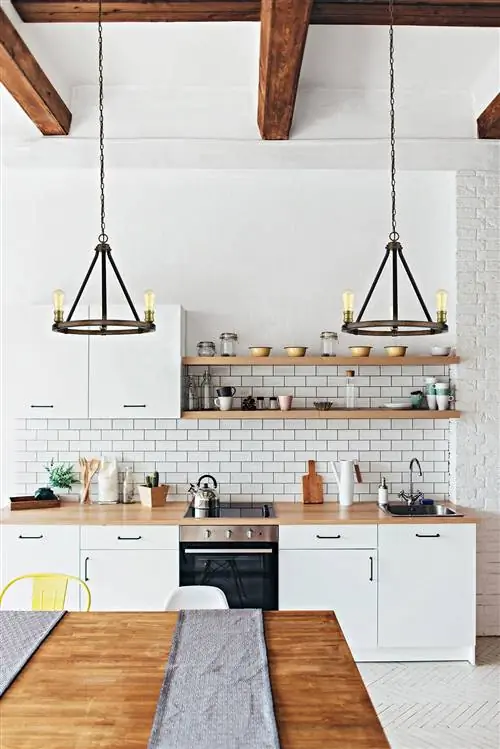 современная кухня в фермерском доме с плиткой метро и желтым акцентом