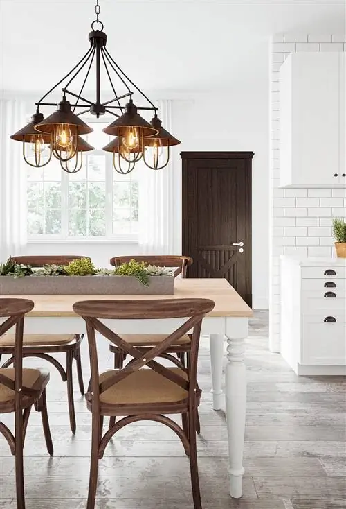 деталь кухни коттеджа с бронзовой люстрой и серыми полами