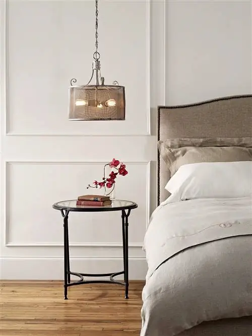 нейтральная спальня с подвесным светильником и обшивкой
