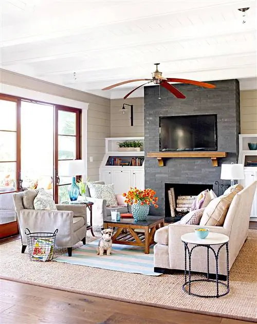 Гостиная с диваном, стульями и камином