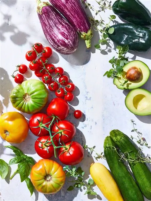 красочные свежие продукты на прилавке