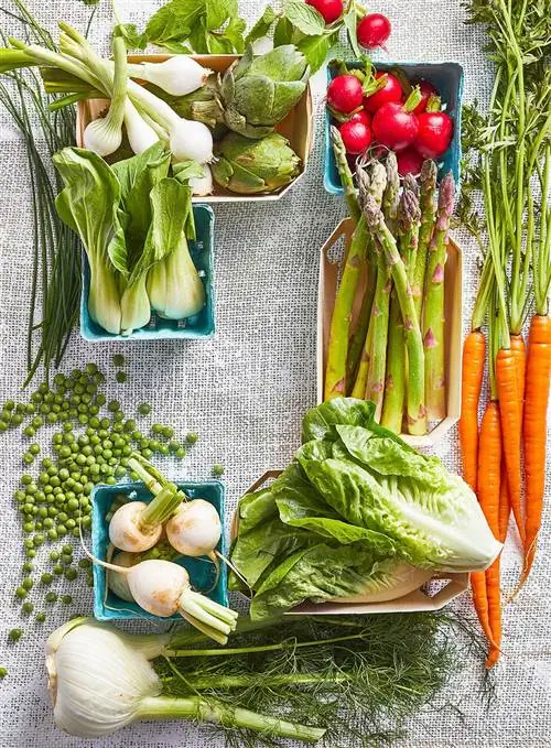 свежие весенние овощи в коробках для продуктов