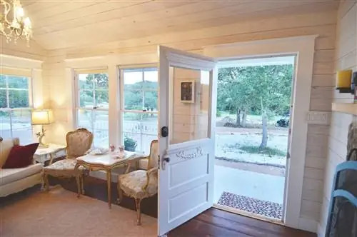 Крошечный дом в стиле эпизода 5, вид на входную дверь и гостиную