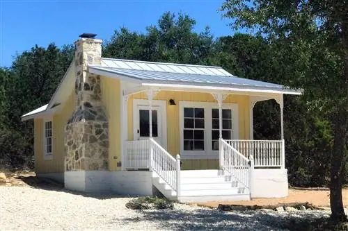 Винтажные аксессуары и французский стиль сочетаются в этом крошечном доме в Техасе