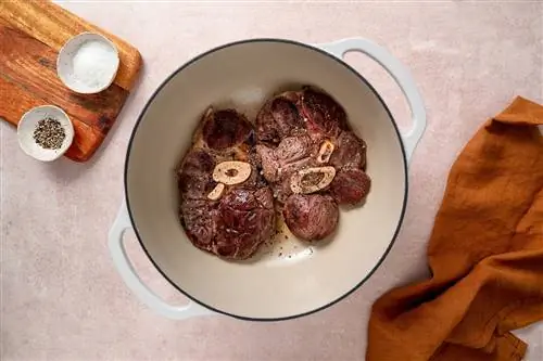 жареное мясо в горшочках в голландской печи