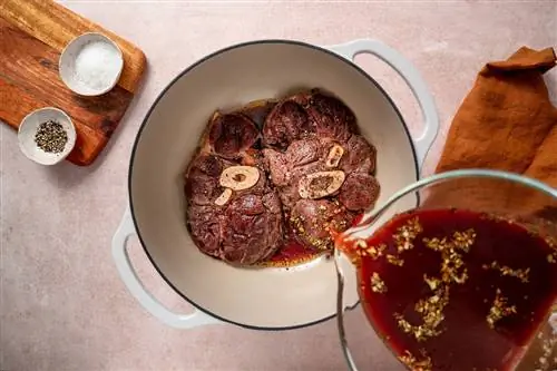 выливание жидкости для приготовления пищи на жаркое в горшочке