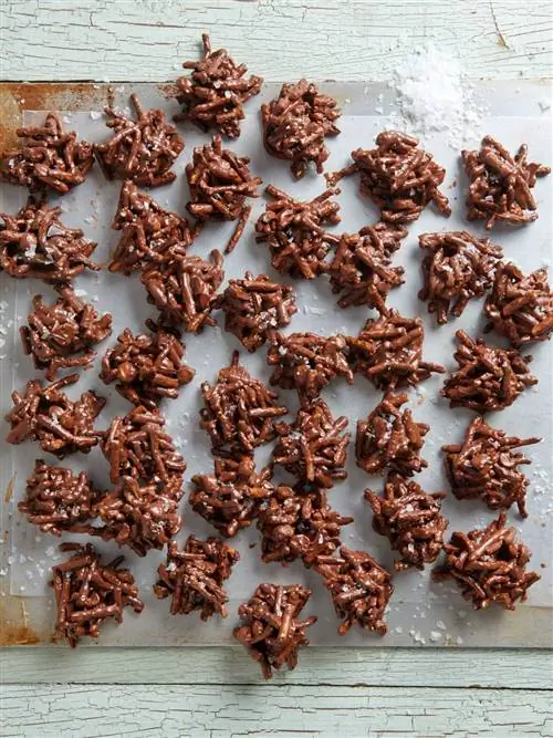 вид сверху на стога сена фундука