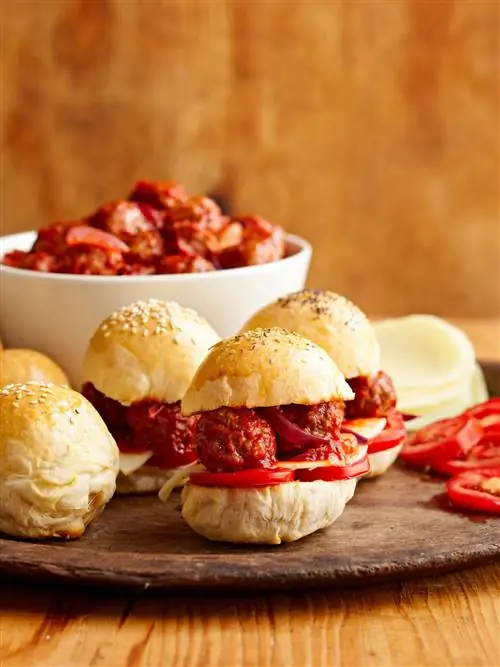 Фрикадельки с сыром и нарезанными помидорами