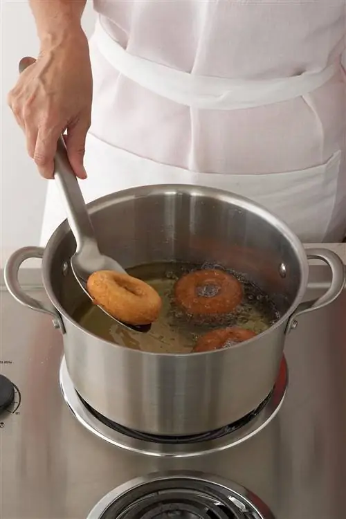 жарить пончики в горячем масле