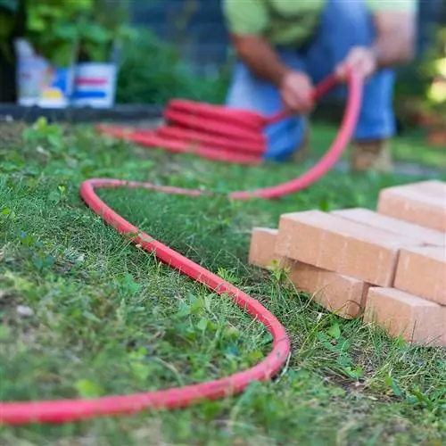 садовый шланг руководство человек красный кирпич