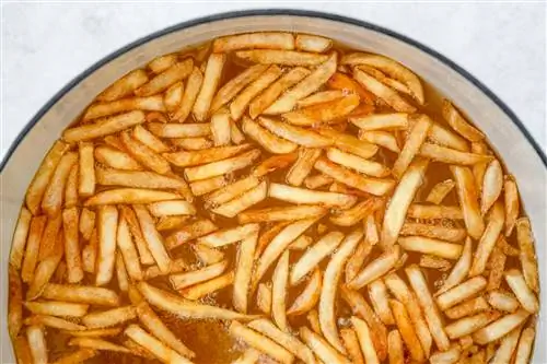 картофель фри жарится в масле