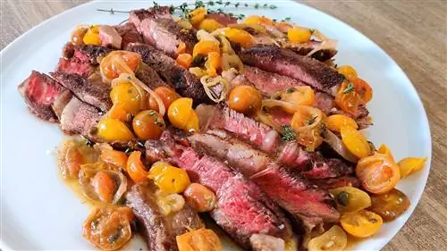 Стейк с обжаренными помидорами
