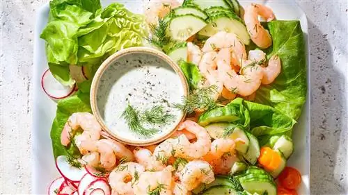 Салат из маринованных креветок со сливочно-укропной заправкой