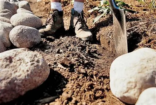 лопата и грязная дорожка между скалами
