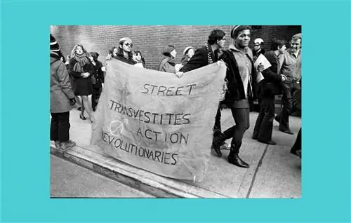 Члены Street Transvestite Action Revolutionaries (STAR), в том числе соучредитель активистки движения за освобождение геев Сильвия Ривера (1951-2002) (держит знамя, слева) и Маршу П. Джонсон (1945-1992) (держит знамя, справа), проводят демонстрацию возле Женский центр заключения Нью-Йорка (на Гринвич-авеню, 10), Нью-Йорк, штат Нью-Йорк, 21 декабря 1970 года.