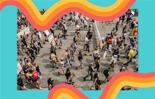 Демонстранты маршируют по улицам во время митинга Pride 28 июня 2020 года в Миннеаполисе, штат Миннесота.