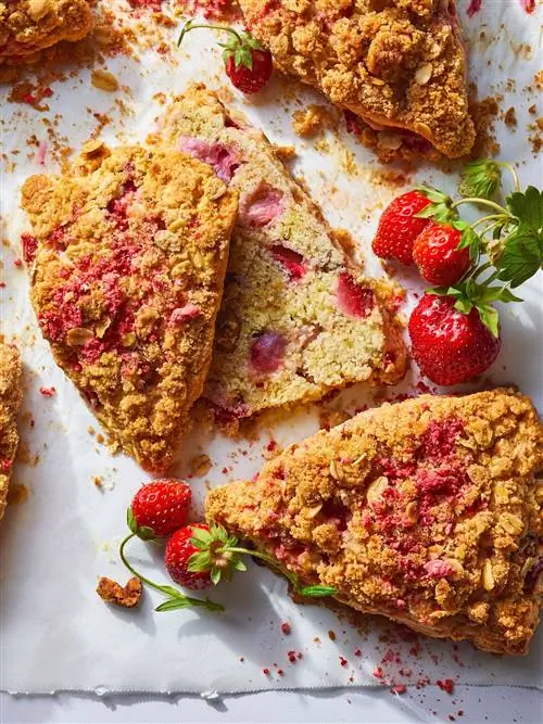 Клубничные булочки с крошкой
