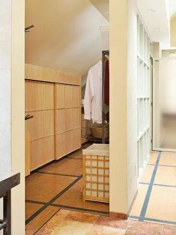 кухня с деревянным полом и островом