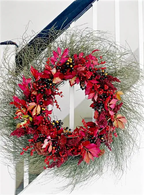 деревянная лестница с художественным оформлением