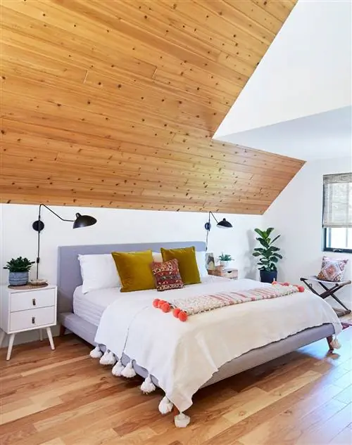 спальня с угловым деревянным потолком