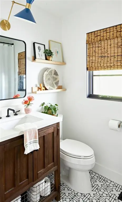 ванная комната с деревянной раковиной