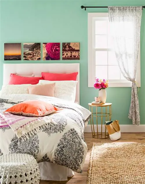 постирочная с узорчатыми обоями