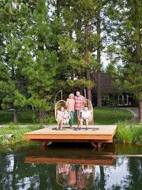 семья стоит на причале