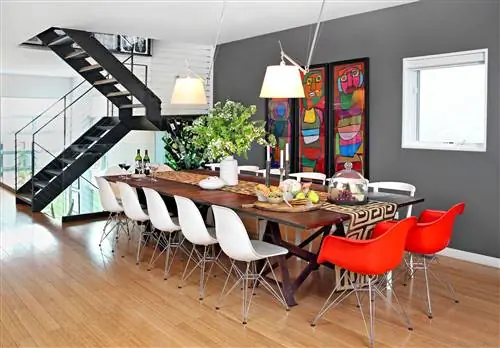 обеденный стол возле лестницы