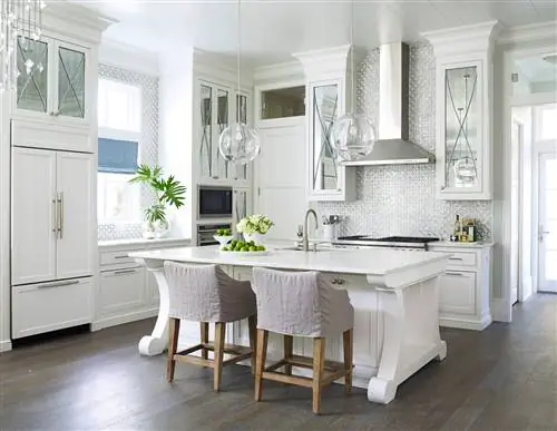 Белая кухня с островом