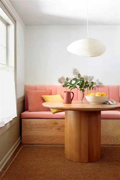 Бумажный фонарь висит над уголком для завтрака