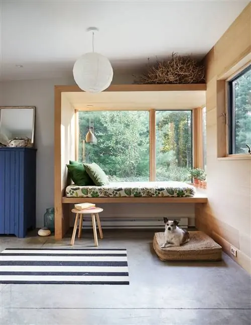 спальня со светлым деревом и подвесным фонарем