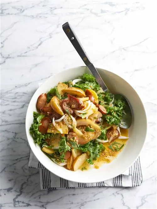 Салат из груши и картофеля с маринованными семенами горчицы и колбасой